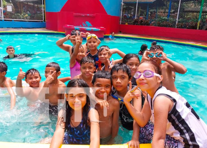 ¡A calmar el calor! Familias llegan a darse un chapuzón en piscinas de Xilonem