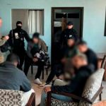 Hallan a 79 migrantes escondidos en varios hoteles en Tijuana, México