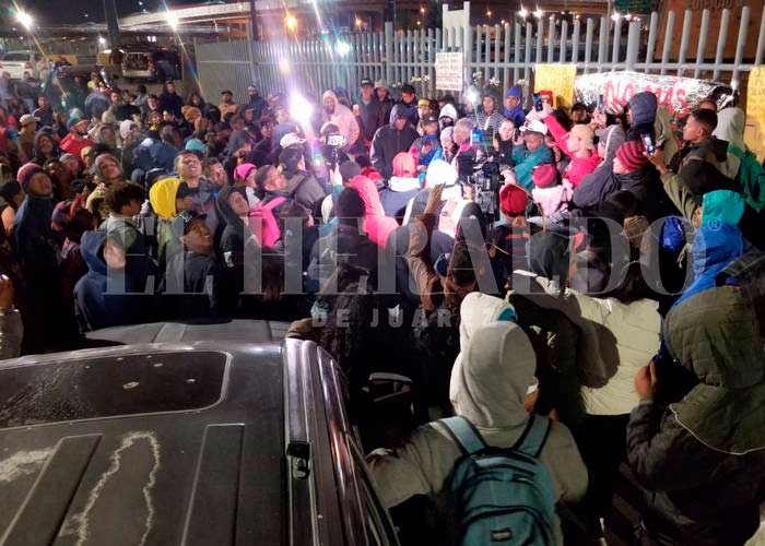 Migrantes exigen justicia tras mortal incendio en México¡"No somos perros"!