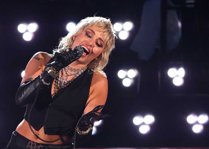 Miley Cyrus estrena el videoclip "River" en la casa donde su ex le fue infiel