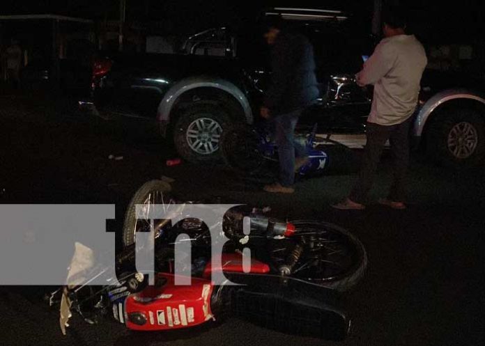 Conductor de camioneta lesiona a 2 motorizados en Juigalpa