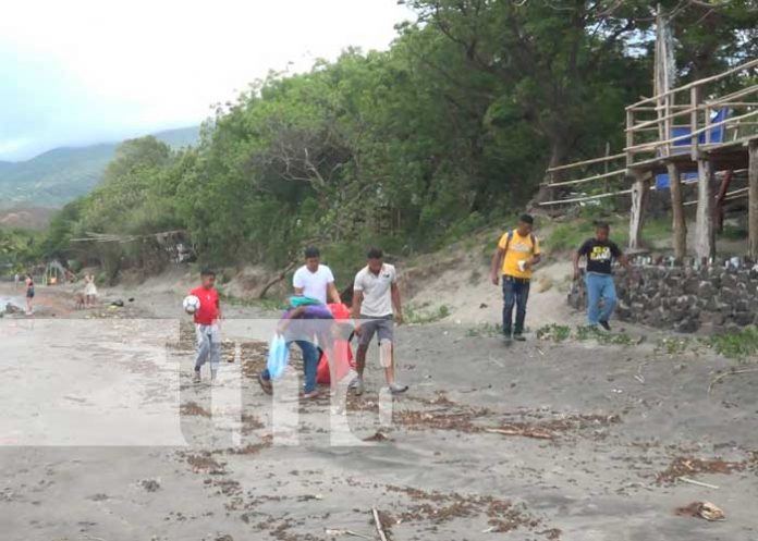 Masiva jornada de limpieza en Playa Santa Cruz, Isla de Ometepe