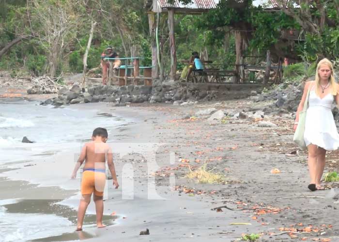 Masiva jornada de limpieza en Playa Santa Cruz, Isla de Ometepe
