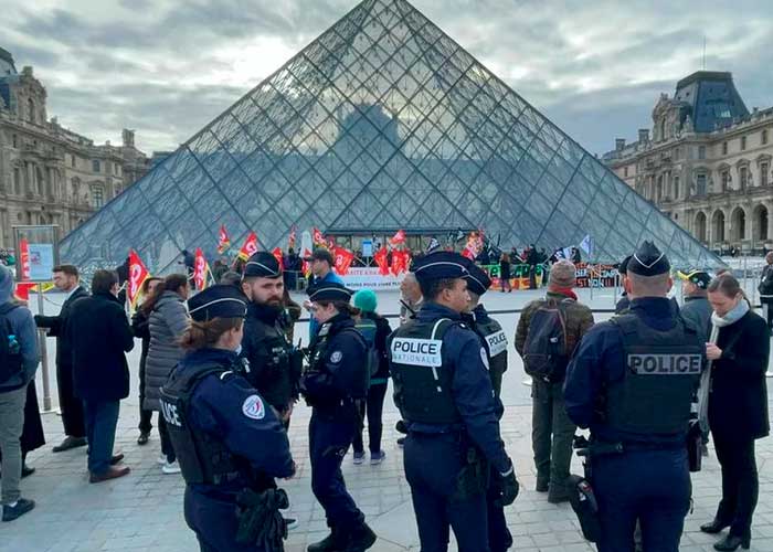 En París bloquean el museo Louvre en protesta a la reforma de pensiones