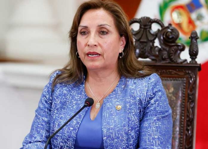 Fiscalía interroga a Dina Boluarte por la sangrienta represión en Perú