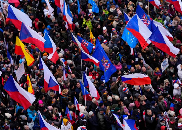 Decenas de miles de personas protestan en las calles de Praga contra la OTAN