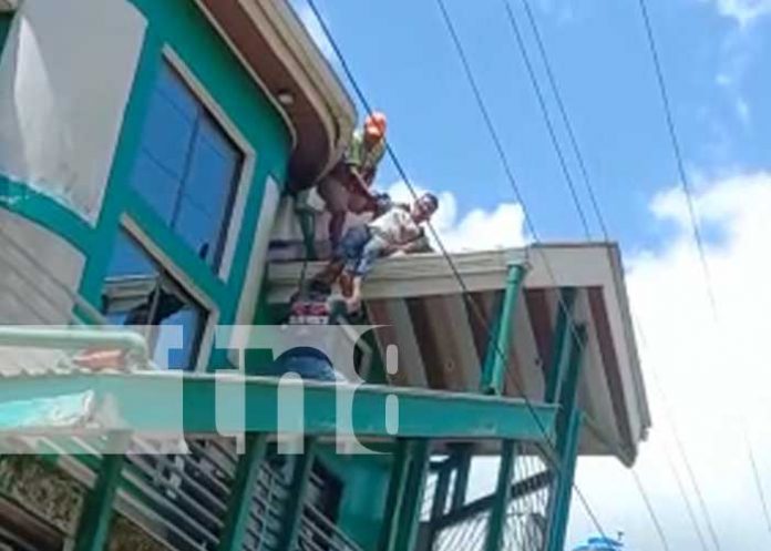 Foto: Joven que pintaba un techo sufrió descarga en El Rama, Caribe Sur / TN8