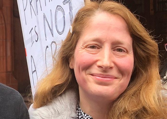 La arrestaron en Reino Unido por orar afuera de una clínica de abortos