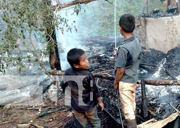 Foto: Familia afectada por incendio en una vivienda de Río Blanco / TN8