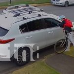 "Lacra" roba a plena luz del día espejos de un vehículo en Managua