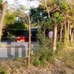 ¡Carro en llamas! Bomberos controlan incendio en un vehículo en Comarca Chiquilistagua