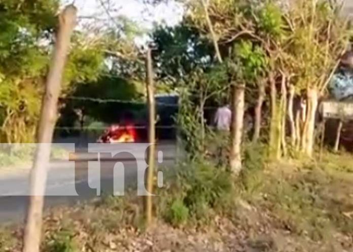 ¡Carro en llamas! Bomberos controlan incendio en un vehículo en Comarca Chiquilistagua