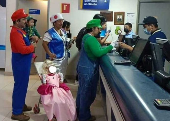 Familia realiza un cosplay en el cine de Super Mario Bros