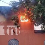 Foto: Incendio consume segunda planta de una vivienda en la Villa Miguel Gutiérrez, Managua / TN8