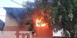 Foto: Incendio consume segunda planta de una vivienda en la Villa Miguel Gutiérrez, Managua / TN8