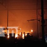 Foto: Voraz incendio reduce a cenizas parte de un taller y dos vehículos en Managua / TN8