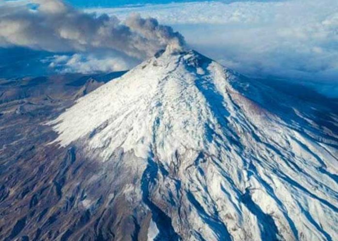 Volcán Cotopaxi emite columna de humo y ceniza en Ecuador