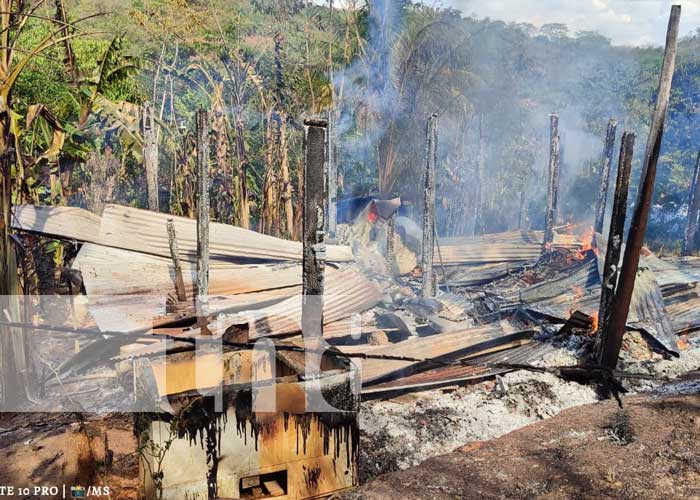 Familia queda sin nada, luego que su vivienda se haya incendiado en Siuna