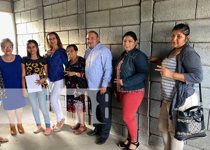 Familias de Chinandega reciben las llaves de su nueva casa