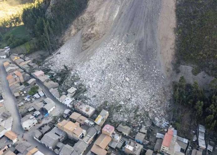 Foto: Aumentan a dos personas muertas tras deslizamientos de cerro en Huaral, Perú / Cortesía