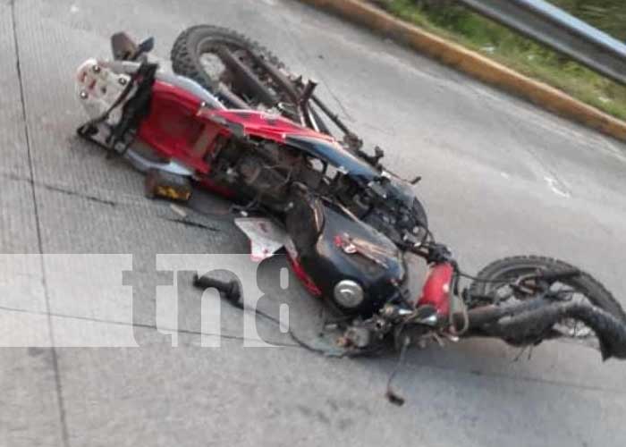 Foto: Motociclista se estrella con la llanta de una rastra en Matiguás / TN8