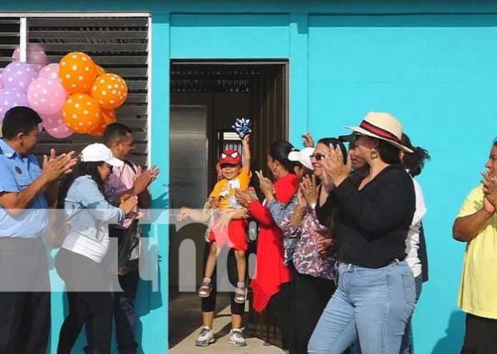 Autoridades de Somoto, Madriz entregan 3 viviendas a familias sin recursos