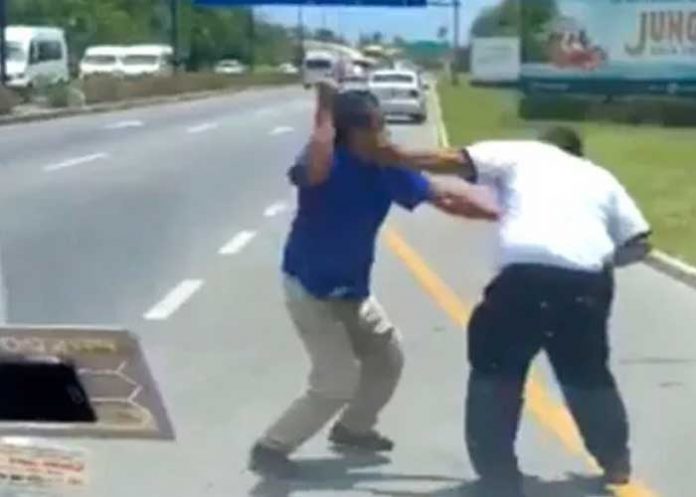 Se fueron a golpes: Dos taxistas protagonizan pelea en plena vía