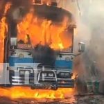 Incendio inexplicable consumió un bus en Nueva Guinea