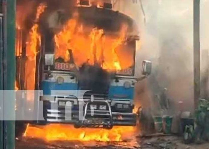 Incendio inexplicable consumió un bus en Nueva Guinea