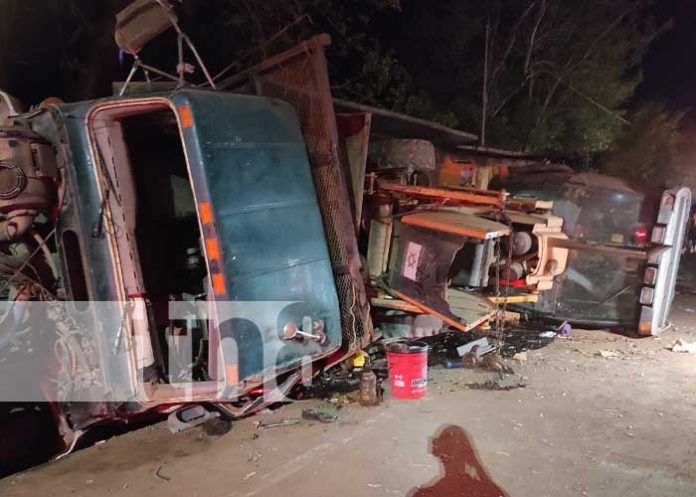 Camionero ocasiona desgracia vehicular en el KM 13 Carretera Vieja a León