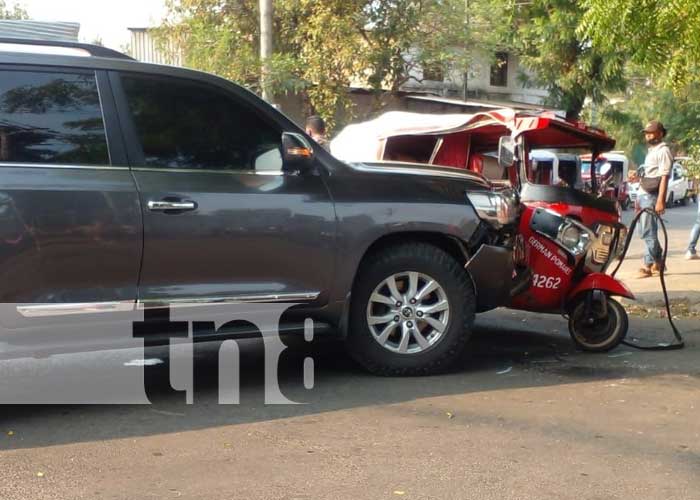 Moto, taxi y camioneta protagonizan fuerte accidente en el Reparto Schick, Managua 