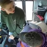 Niño héroe maneja un autobús tras desmayo de la conductora