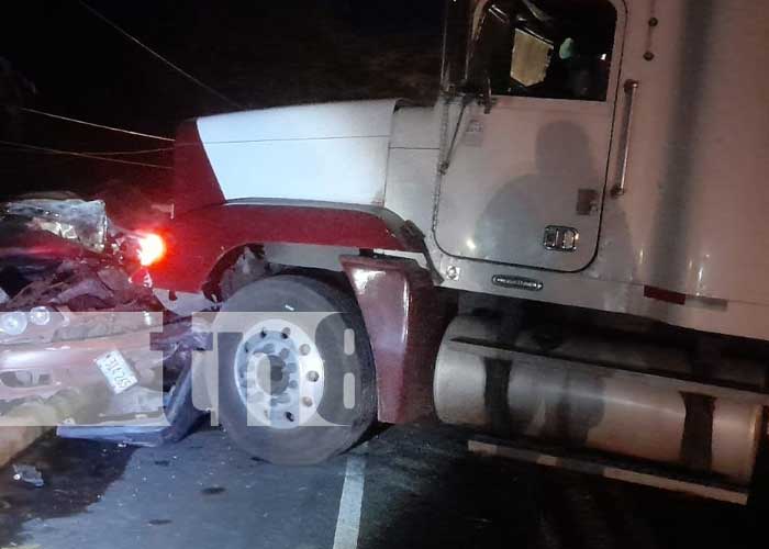 ¡Vivos de milagro!, triple colisión entre camión, tractor y furgón deja lesionados en Chinandega