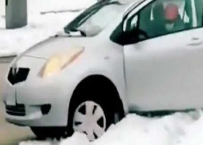 Ladrón se viralizó en un video por robar un paquete; pero justamente al momento de huir del lugar en su vehículo, es atrapado por la nieve.