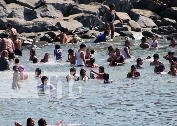 Veraneantes disfrutan sus vacaciones en las playas de Corinto, Chinandega