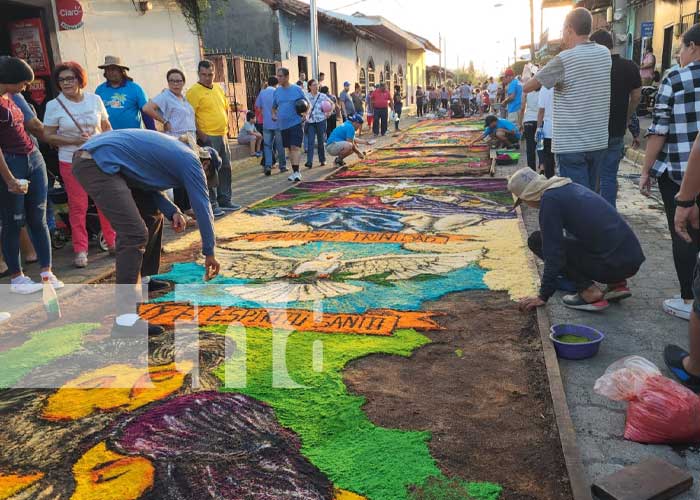Foto: Viernes Santo: Realizan alfombras pasionarias en León / TN8
