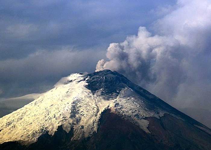 Volcán Cotopaxi emite columna de humo y ceniza en Ecuador