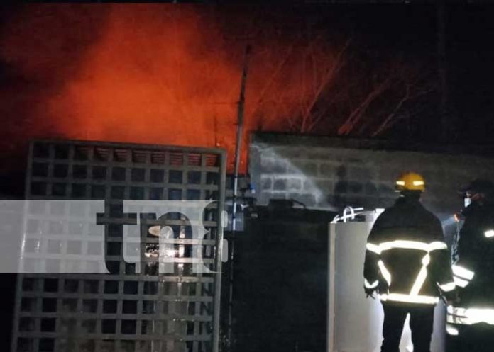 Foto: Voraz incendio en antena de Claro en las vueltas Las Ñambaras, Santo Tomás, Chontales / TN8