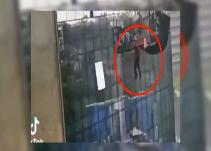 Video: ¡Salvado por la cuerda! Terrible momento se llevaron dos hombres por un vientazo