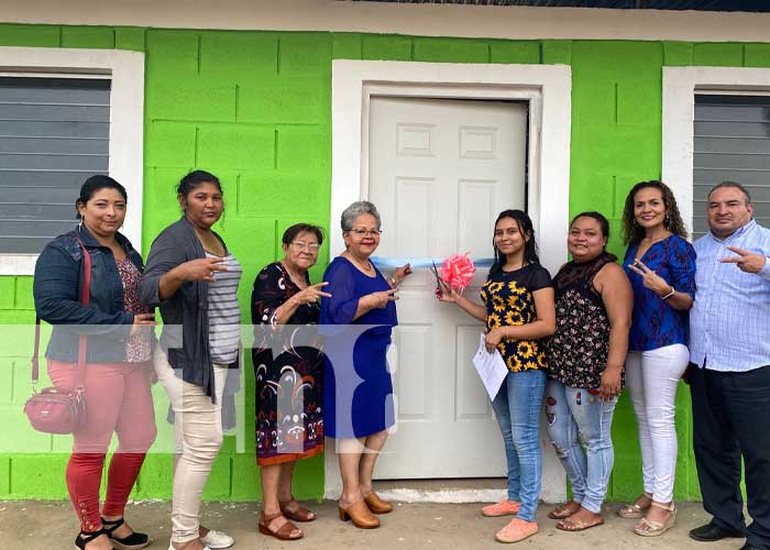 Familias de Chinandega reciben las llaves de su nueva casa