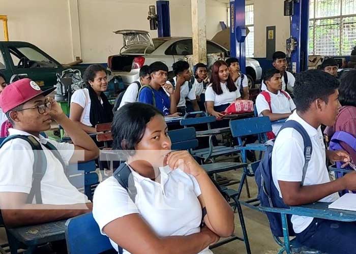 Foto: Estudiantes de secundaria visitan el tecnológico héroe y Mártires en Bilwi / TN8