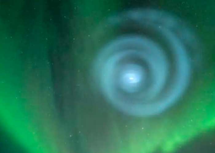Una extraña espiral brillante aparece en el cielo nocturno
