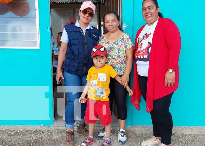 Autoridades de Somoto, Madriz entregan 3 viviendas a familias sin recursos