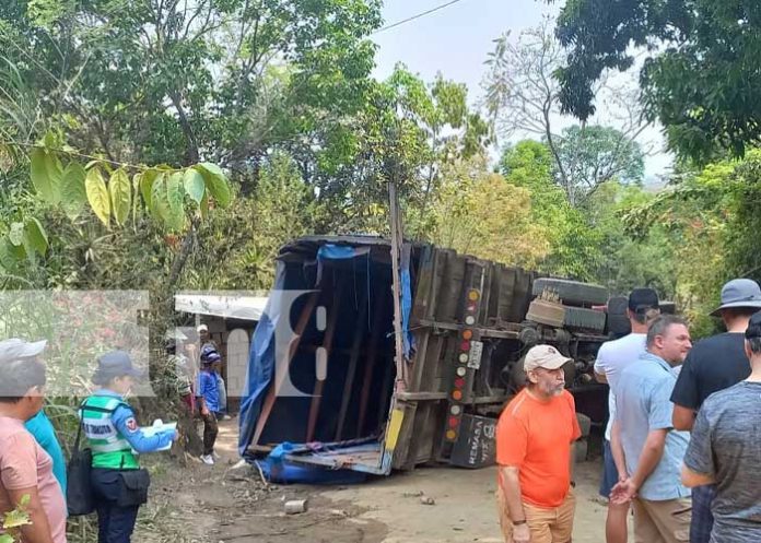 Foto: Camión termina volcado en una de las carreteras de Jalapa / TN8