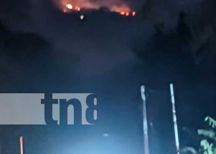 Fuerte incendio en las laderas del Volcán Mombacho, en Diriomo
