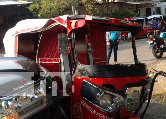 Moto, taxi y camioneta protagonizan fuerte accidente en el Reparto Schick, Managua