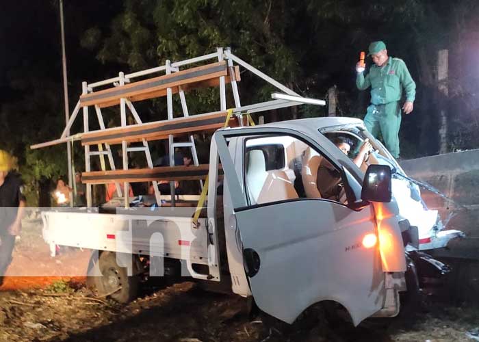 Conductor vivo de milagro tras perder el control de su camioncito en Managua