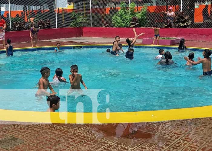  Familias apaciguan el calor es las refrescantes piscinas de xilonen