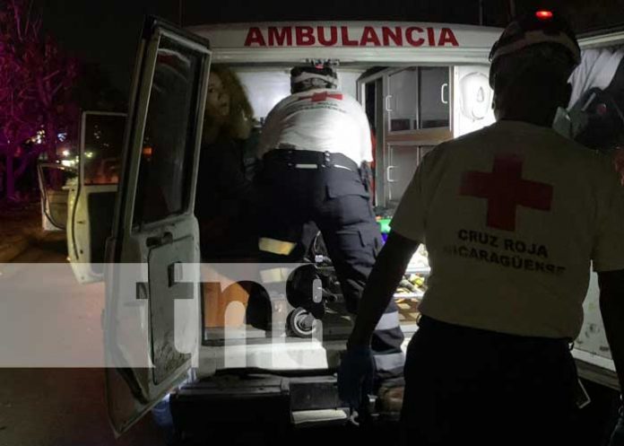 Motociclista y acompañante terminan lesionados tras accidente en Managua