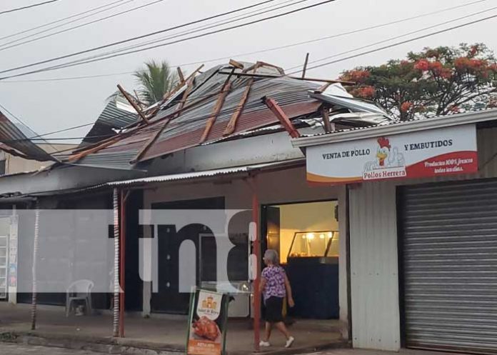 Foto: Tormenta eléctrica desprendió el techo de 4 módulos y una vivienda en Estelí / TN8